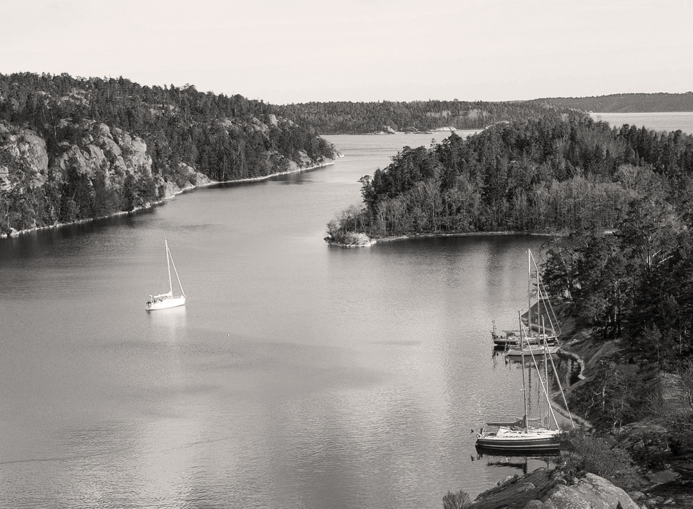 Foto: vy över en fjärd med segelbåtar